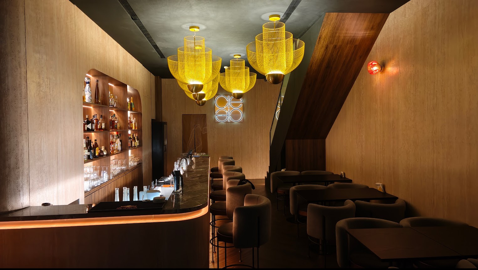 信義安和餐酒館環境,吧檯設計與樓梯動線