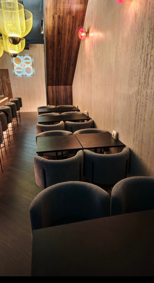 信義安和餐酒館環境，吧檯設計與樓梯動線